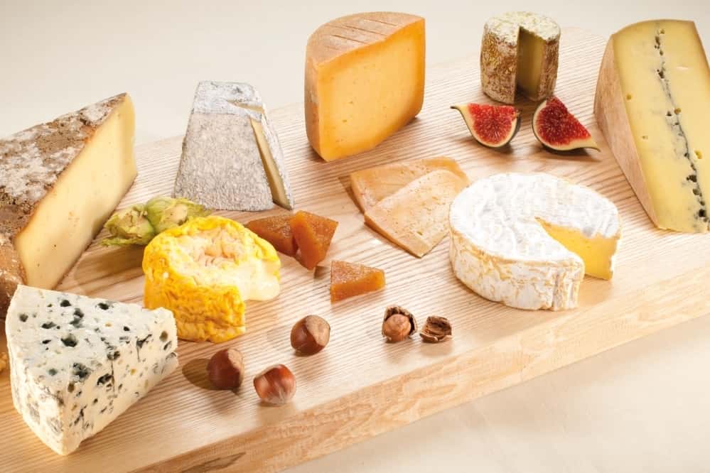 Un plateau de fromages. Il existe différents types d’appellations, comme les AOC et les AOP. © Studio B, CNIEL
