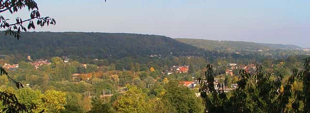  Vue de la vallée de Chevreuse au niveau de Gif-sur-Yvette. En bas, on distingue les rails de la ligne B du RER. © Christophe Jacquet, Wikimedia Commons, cc by sa 2.5