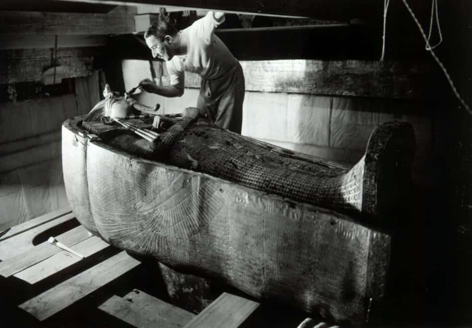 Howard Carter découvrant le sarcophage de Toutankhamon. Ce pharaon est décédé très jeune dans des circonstances mystérieuses. © Harry Burton, DP