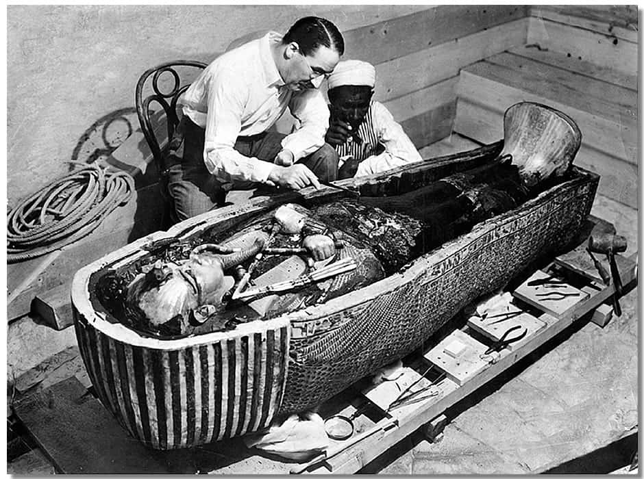 Howard Carter explorant le sarcophage de Toutankhamon. Des rumeurs de malédiction collent à la peau de Toutankhamon, certains fouilleurs de la tombe ayant succombé de mort naturelle après la découverte. © DP