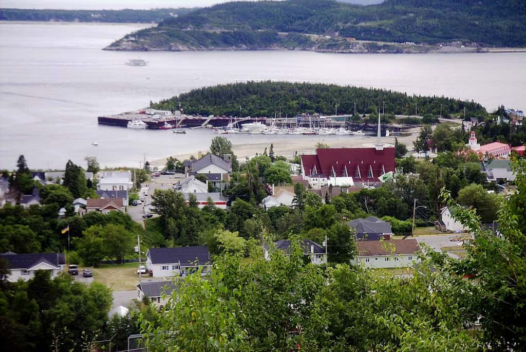 Tadoussac, au confluent du fjord du Saguenay et du fleuve Saint-Laurent. © Bodoklecksel, GNU 1.2