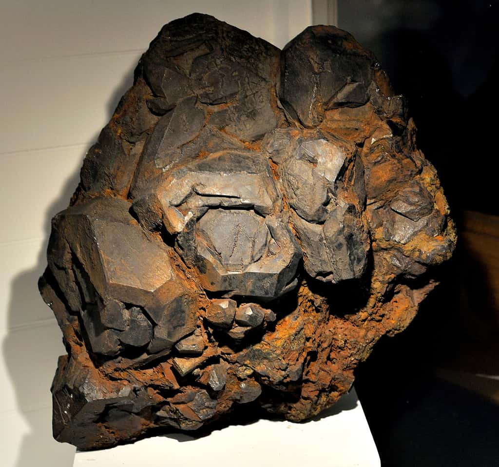 Un bloc d’ilménite au <em>Harvard Museum</em>. Rio Tinto Fer et Titane exploite cette roche au Canada. © DerHexer, Wikimedia Commons, cc by sa 3.0