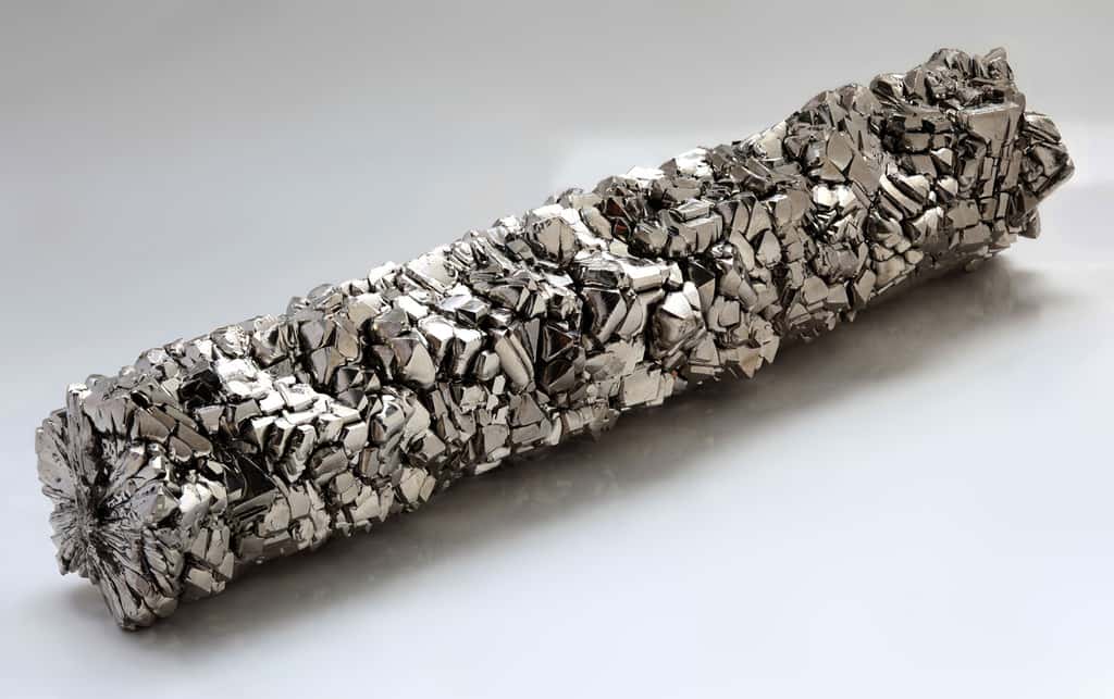 Une barre de titane cristallisé obtenue par le procédé Van-Arkel-de-Boer. Elle mesure environ 14 cm de long et 2,5 cm de diamètre pour un poids de 283 g. © Alchemist-hp, Wikimedia Commons, cc by nc nd 3.0