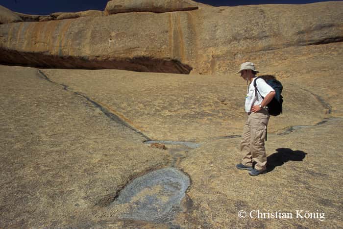 La solution du granite peut générer des flaques comme celles-ci sur le massif. © Christian König, DR
