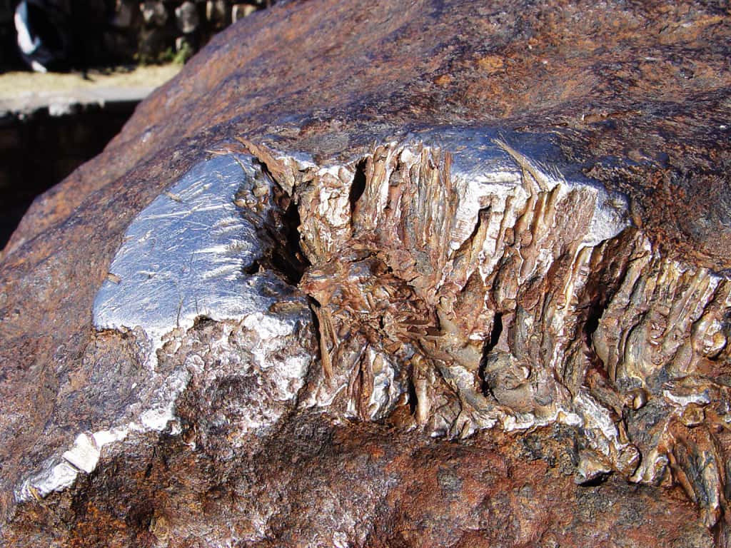Vue rapprochée de la météorite de Hoba, qui a percuté la Terre voilà environ 80.000 ans. © Coda, CC by 2.0