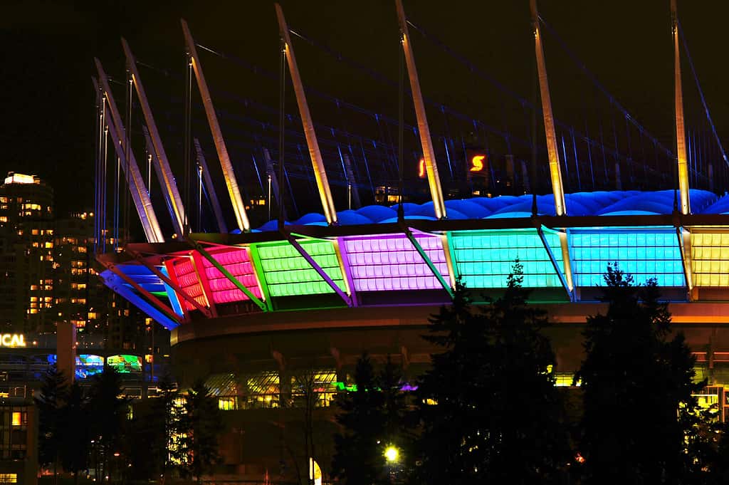 Led rouges, bleues, jaunes, vertes... De plus en plus de bâtiments arborent des Led à des fins décoratives, comme le BC Place Stadium, un stade à Vancouver, au Canada. © Totororo.roro, cc by nc 2.0