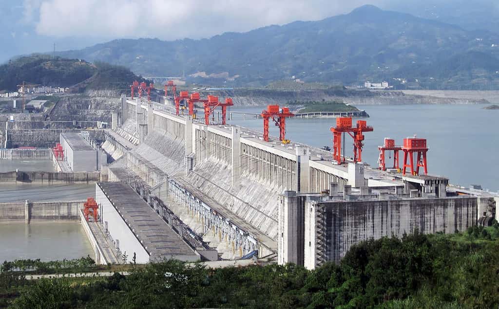 Barrage des Trois-Gorges en Chine, mis en eau par étapes depuis 2006. Longueur : 2.335 m, hauteur : 185 m, superficie de la retenue : 1.545 km<sup>2</sup>, puissance installée : 22.500 MW. © Christoph Flinkößl