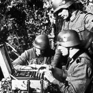 Soldats allemands utilisant une machine Enigma pendant la Seconde Guerre mondiale. © DP