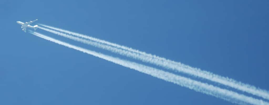 Les traînées de condensation sont des nuages artificiels produits par la condensation émise par les moteurs d’avions. © André Karwath, Wikimedia Commons, CC by-sa 3.0