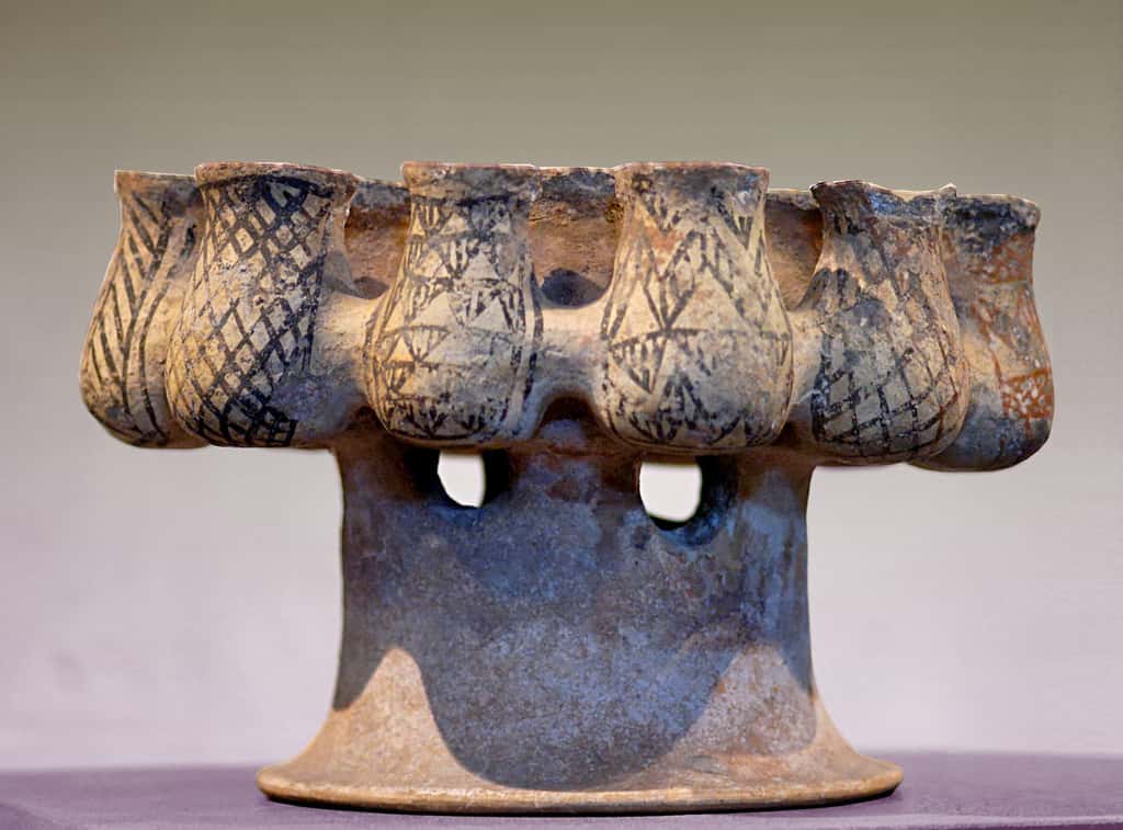 Kernos, vase à offrande composé de récipients reliés entre eux, découvert dans une tombe à Mélos (vers 2000 avant J.-C.). © DP