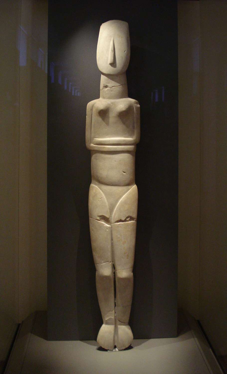 Idole de 1,5 mètre de haut, la plus grande connue du début de la période dite du Cycladique ancien II. © ProfSaxx, cc by nc 3.0