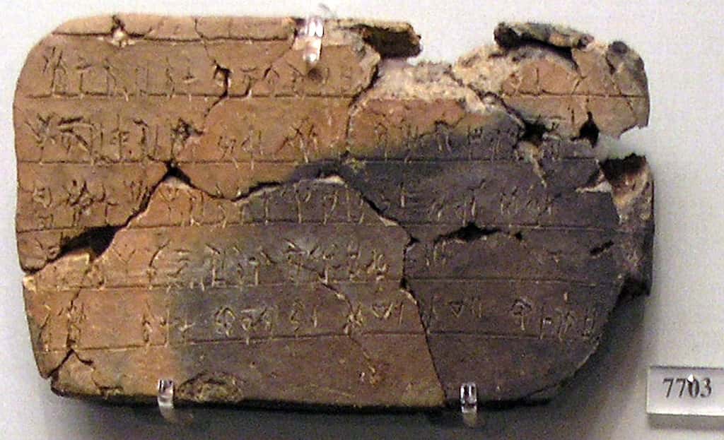 Tablette d’argile de Mycènes portant une inscription en linéaire B provenant de la « maison des Sphinx », XIII<sup>e</sup> siècle avant J.-C. Cette tablette appartient à un groupe d’inscriptions relatives à la production d’herbes aromatiques. © Marsyas, GNU 1.2