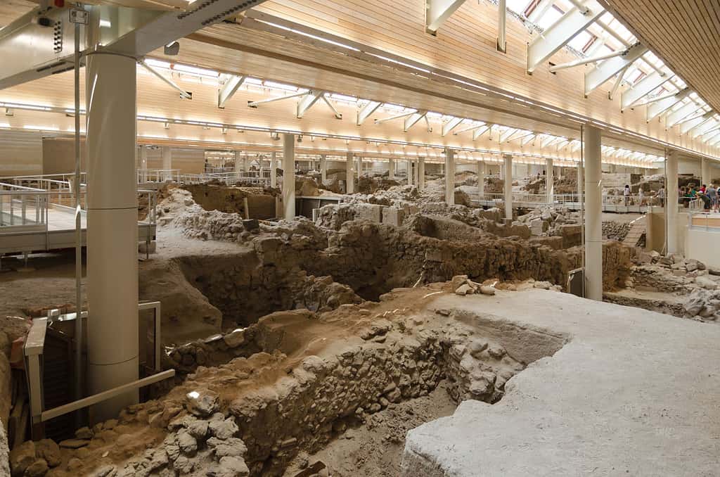 Le site des fouilles d’Akrotiri protégé par le nouveau toit, en 2012. © Norbert Nagel, cc by nc 3.0