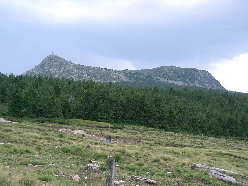 Le mont Mézenc, sa croix et ses deux sommets (1.753 m au sud, 1.749 m au nord). © PRA, cc by nc 3.0 