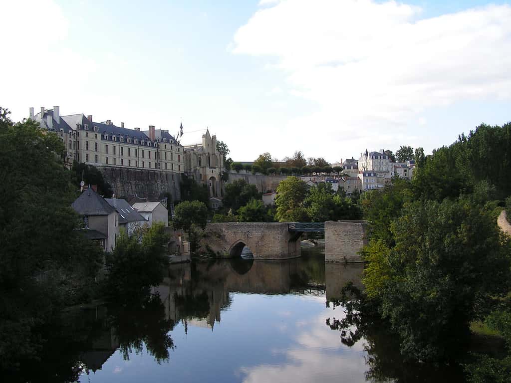Le château des ducs de la Trémoïlle et le pont des Chouans se situent à Thouars, sur le Thouet. © Alertomalibu, CC by-sa 2.5