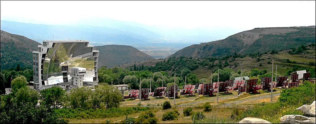 Le four solaire d’Odeillo, dans les Pyrénées-Orientales, de 54 mètres de haut et 48 m de large comprenant 63 héliostats, est un four fonctionnant à l’énergie solaire, mis en service en 1970. © Ian macm, CC by-sa 3.0