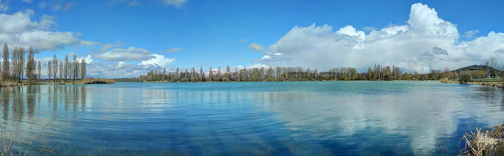 Panorama du lac de Vesoul-Vaivre, à Vaivre-et-Montoille. © Thomas Bresson, CC by 3.0