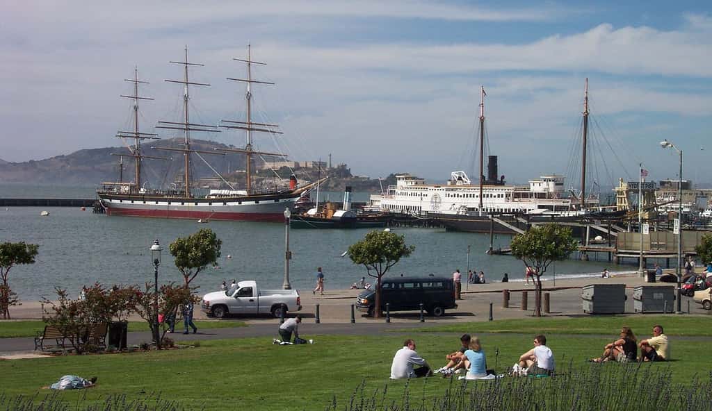 Navires anciens du Parc historique national maritime de San Francisco amarrés à Hyde Street Pie. On peut apercevoir dans le fond l'île d'Alcatraz et <em>Angel Island</em>. © Chris J Wood - cc by nc 3.0