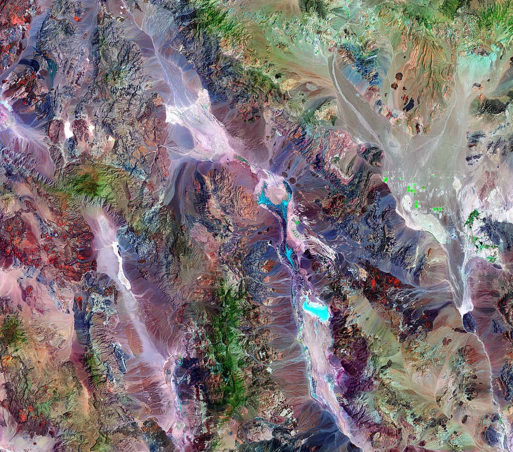 Une image thermique compilée :  deux photographies prises par le satellite Landsat 7 de la Nasa. On y découvre la végétation de la <em>Death Valley National Park</em>. © <em>US</em> Government - Domaine public