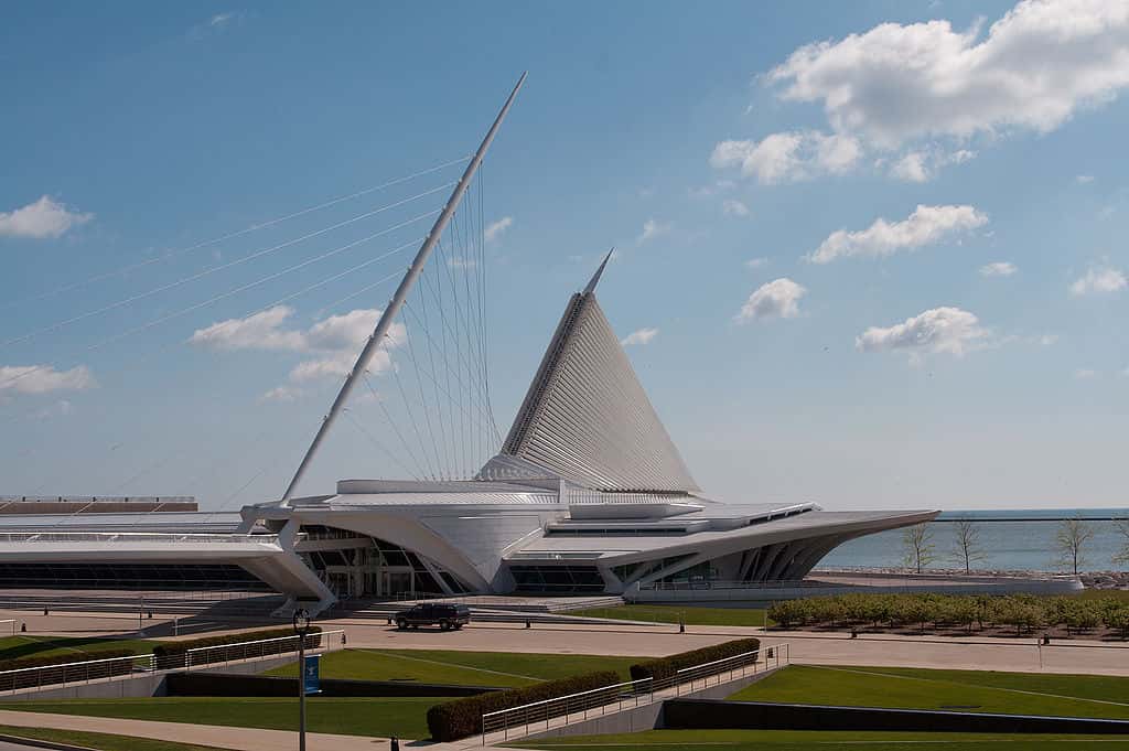 Le pavillon Quadracci constitue une extension majeure au <em>Milwaukee Art Museum</em>, situé sur les bords du lac Michigan (États-Unis). © Dori, CC by-nc 3.0