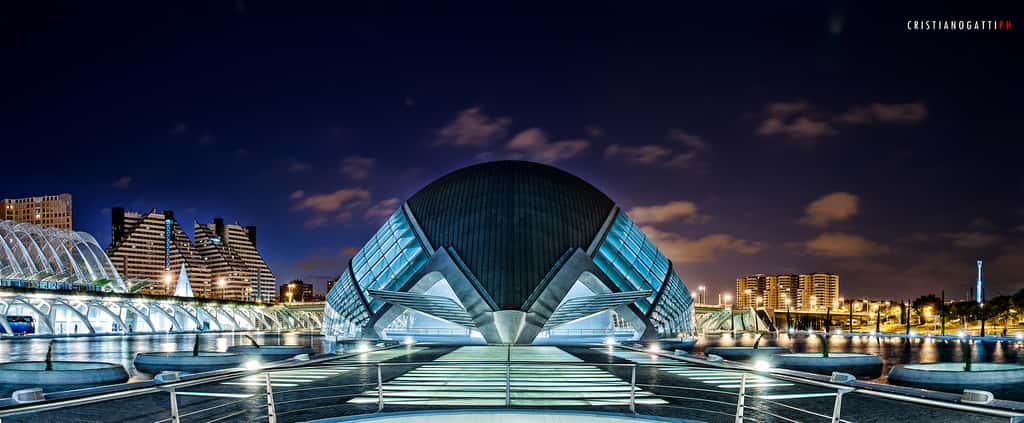 Découvrez les grandes idées révolutionnaires de l'architecture. Ici, l'hémisphérique de Valence (Espagne), construit en 1998 par Santiago Calatrava. Ce complexe culturel a été conçu comme « l'œil du savoir sur le monde ». © Cristiano Gatti, Flickr, CC by-nc 2.0