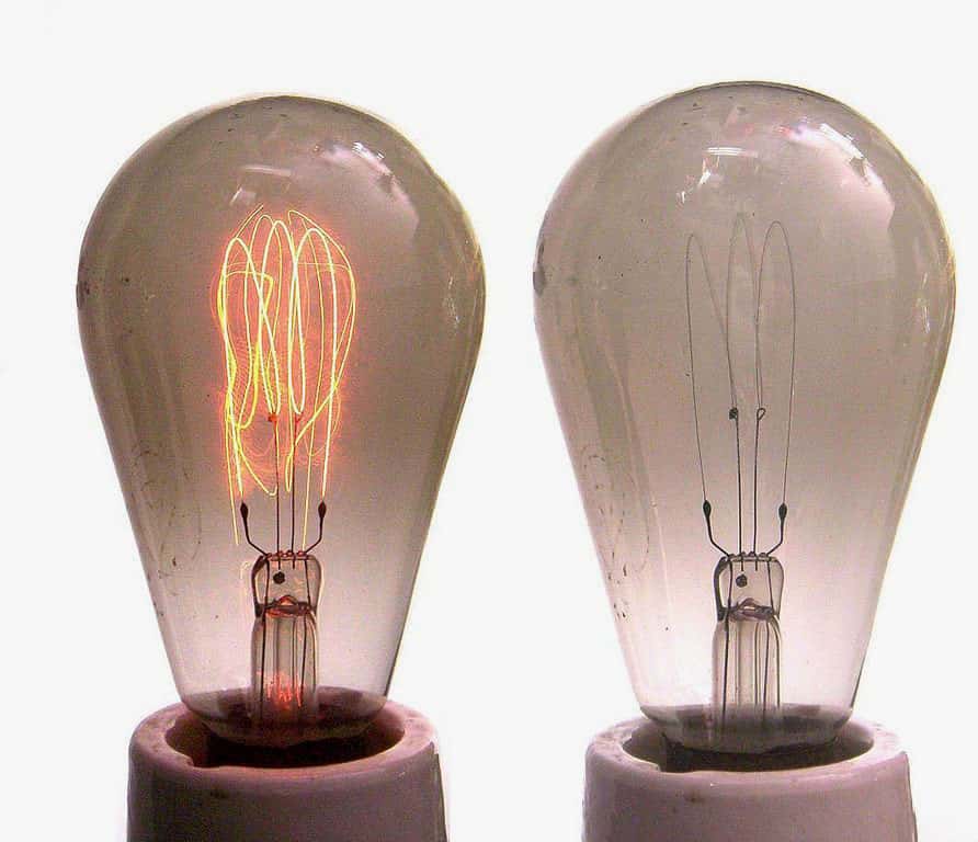 Lampe ancienne à filament de carbone. © Ufbastel, CC by-nc 3.0
