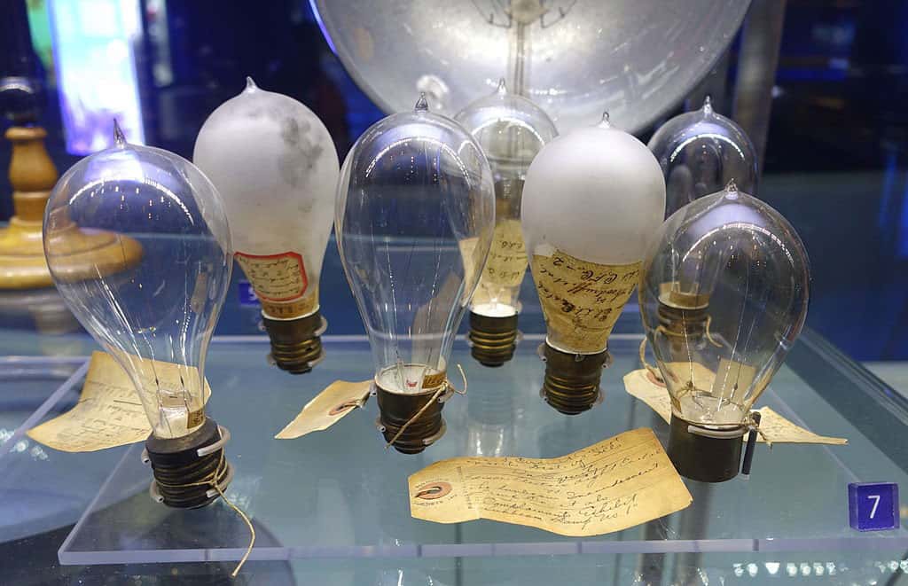 Les différents types d'ampoules testés par Edison. © Daderot, Domaine public