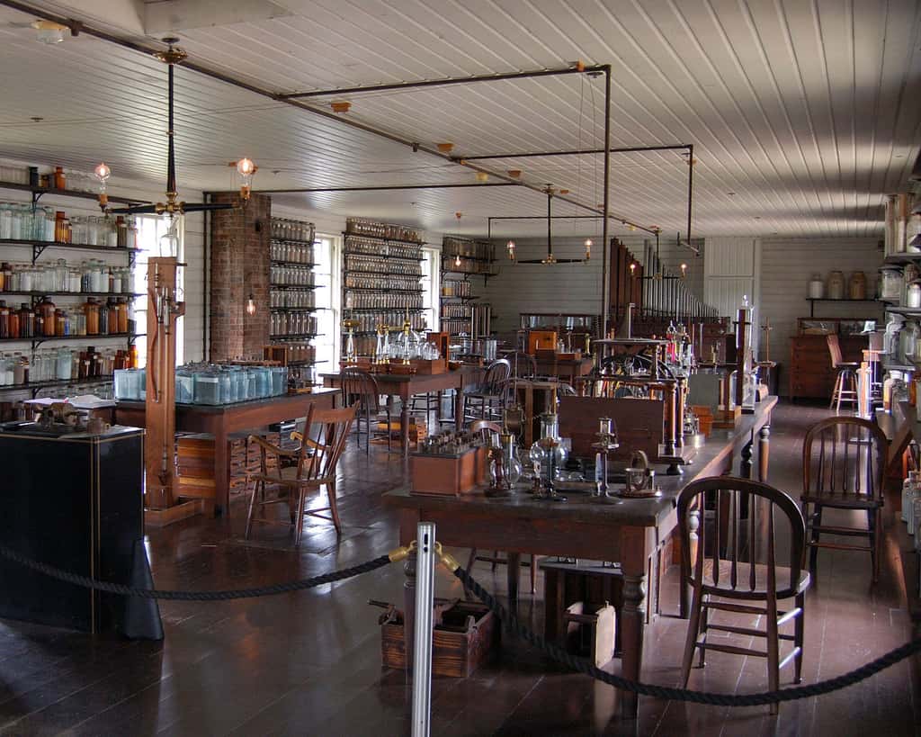 Laboratoire Thomas Edison équipé des premières ampoules électriques. © Andrew Balet, CC by-nc 2.5