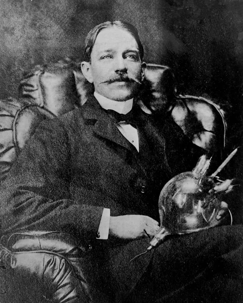 Peter Cooper Hewitt, l'inventeur de l'ampoule fluorescente fonctionnant à la vapeur de mercure. © Domaine public 