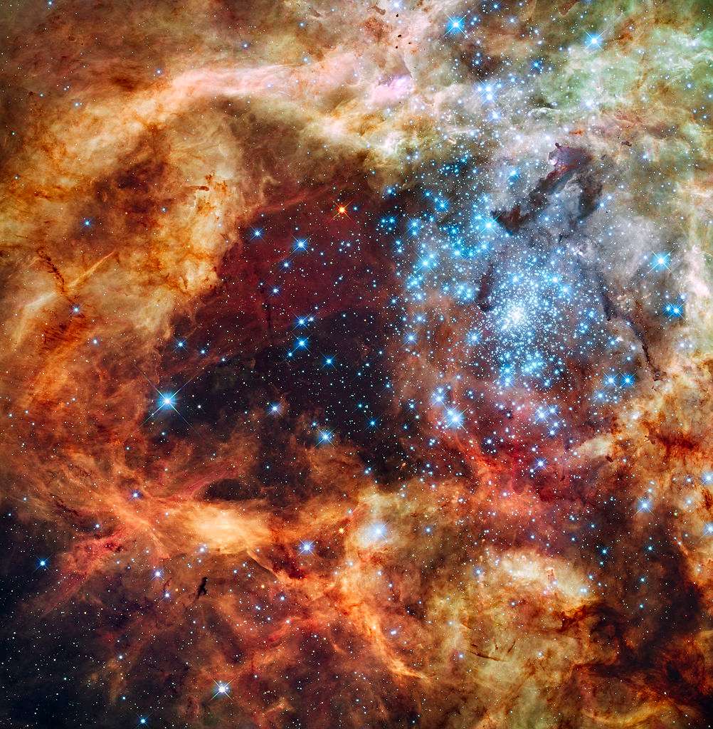 Image du superamas d'étoiles R136, près du centre de la Nébuleuse de la Tarentule (NGC 2070), obtenue avec le télescope spatial Hubble. © Nasa/ESA, domaine public