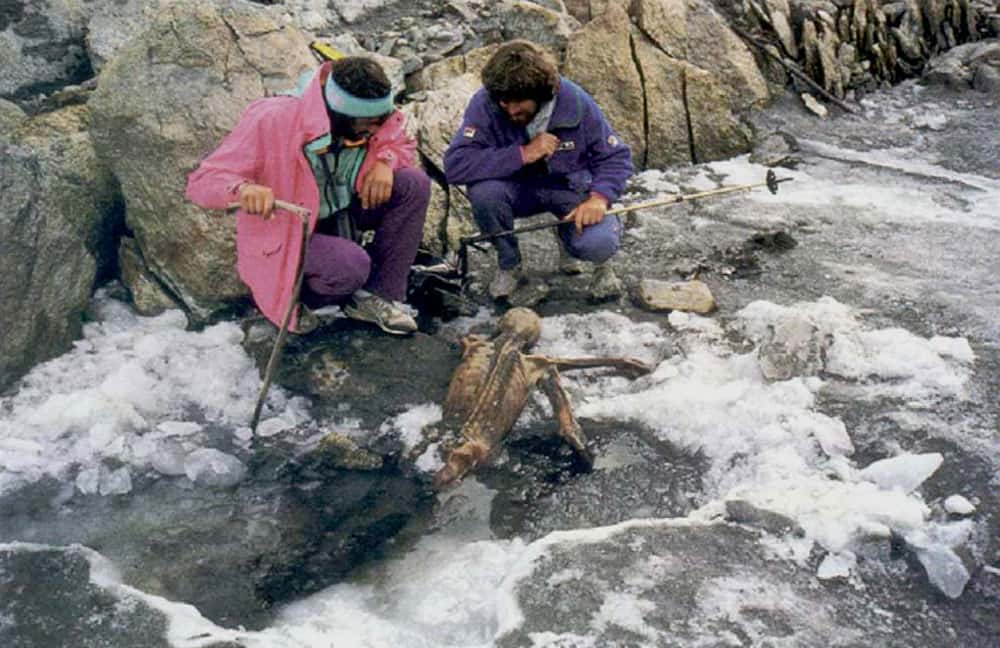 Ötzi lors de son dégagement, avec Hans Kammerlander (à gauche) et l'alpiniste Reinhold Messner (à droite). © Kutschera W. et Müller W., <em>Isotope language of the Alpine Iceman investigated with AMS and MS, Nuclear Instruments and Methods in Physics Research</em>, 2003. 