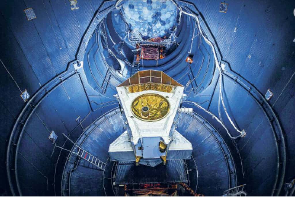 La sonde spatiale BepiColombo fonctionne grâce à la propulsion électrique. Elle est ici photographiée dans le grand simulateur spatial de Noordwijk, Pays-Bas. © Cnes
