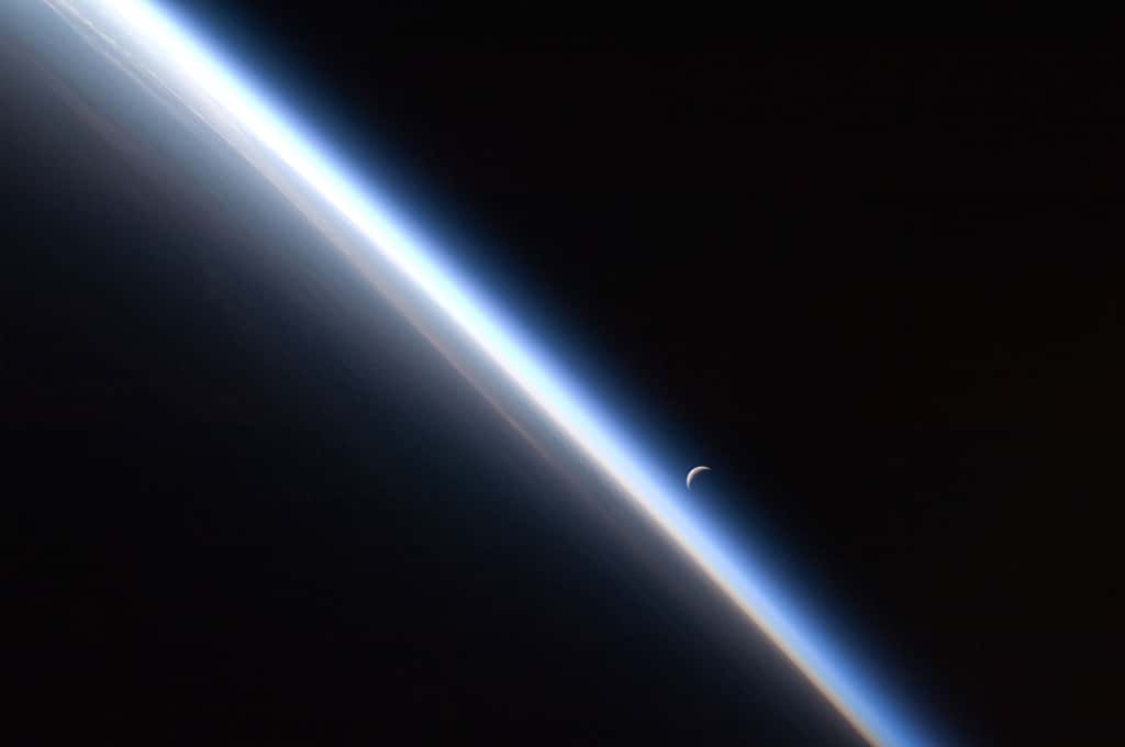 Ce dernier croissant de lune et la ligne mince de l'atmosphère de la Terre sont photographiés par un membre de l'équipage Expedition 24 de la Station spatiale internationale au-dessus de l'Asie centrale. © Nasa