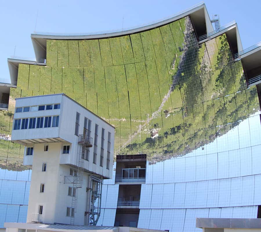 Le grand four solaire d'Odeillo, à Font-Romeu-Odeillo-Via, accueille une partie des équipes du laboratoire de recherche Promes, du CNRS (UPR 8521). © Rabatakeu, Wikipédia, CC by-nc 2.0