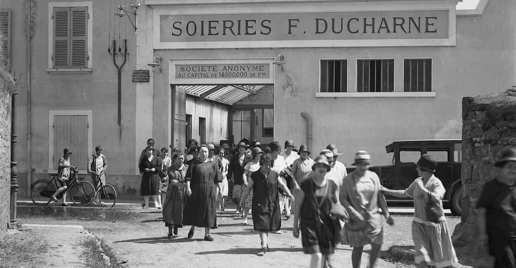 La sortie de l'usine F. Ducharne, à Neuville-sur-Saône, en 1930. © Jules Sylvestre, Wikimedia Commons, DP