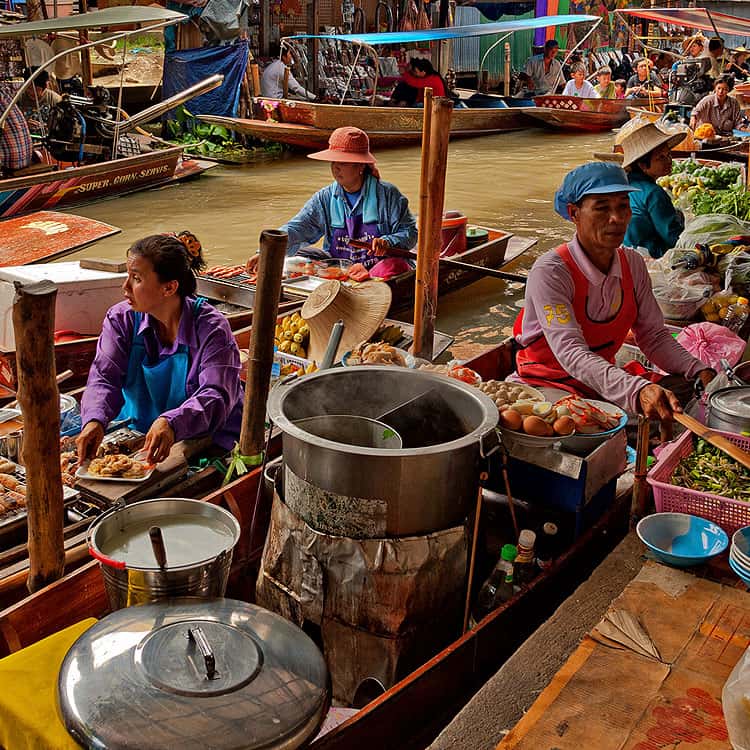 Marché flottant en Asie, où l'on vend du riz gluant. © B. B. Wijdieks, Flickr, CC by-nc 2.0