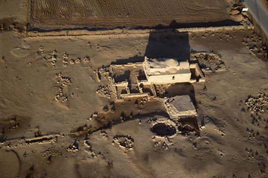 Les drones sont naturellement devenus une aide précieuse pour les archéologues : en survolant des zones d’accès difficiles, comme ici à Petra en Jordanie, ils aident à repérer des sites inexplorés et à préparer les missions. © Sarah Parcak