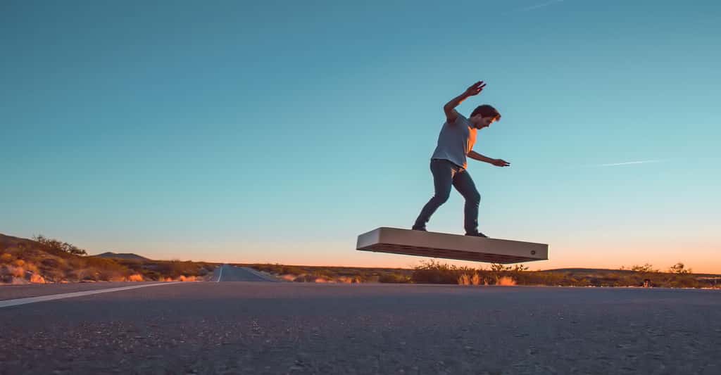  Un <em>hoverboard</em> volant ? Mais oui… Arcaboard se présente comme une planche à roulettes, mais dotée de 36 hélices ! © Arcaspace