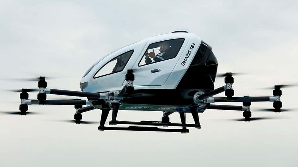  Le drone du Chinois Ehang s’apparente à un mini-hélicoptère propulsé par quatre rotors et se veut aussi simple d’emploi qu’un drone : le passager indique sa destination sur une tablette tactile et l’appareil effectue le trajet. © Ehang
