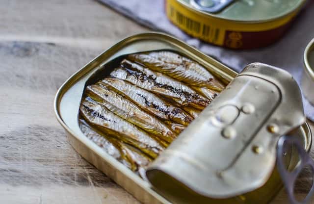 On ouvre machinalement une boîte de sardines en secours quand on n’a rien prévu d’autre à manger, mais qui se soucie de la provenance et de la pérennité des sardines ? © Monicore, Pixabay, DP