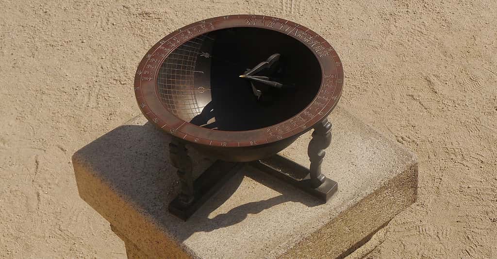 Un cadran solaire formé d'une demi-sphère, semblable au scaphè à œilleton du Louvre. © Svving, DP