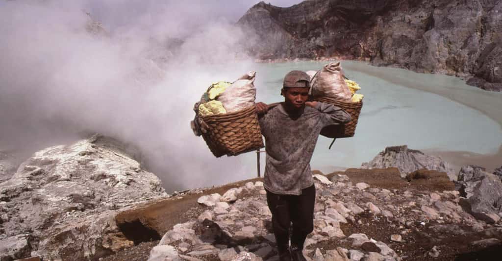 Quelle est l'utilité des volcans ? Ici, un porteur de soufre au Kawah Idjen, en Indonésie. © J.-M. Bardintzeff, tous droits réservés, reproduction interdite