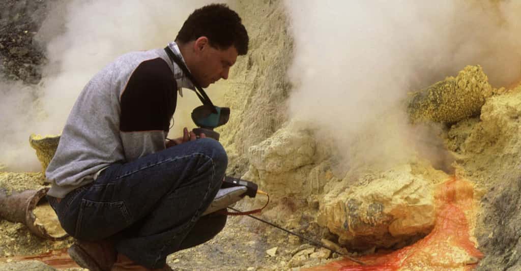 Jacques-Marie Bardintzeff prélève un fragment de lave solidifié sur l'Etna, en avril 2000. © J.-M. Bardintzeff, tous droits réservés, reproduction interdite