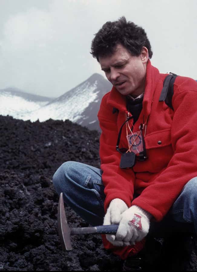 Jacques-Marie Bardintzeff prélève un fragment de lave solidifié sur l'Etna, en avril 2000 . © J.-M. Bardintzeff, tous droits réservés, reproduction interdite
