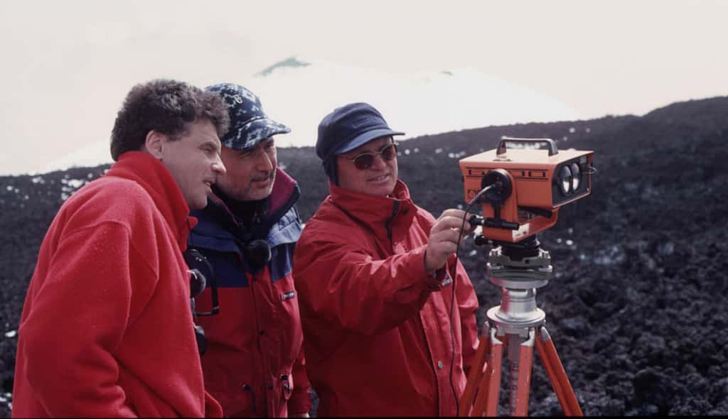 Jacques-Marie Bardintzeff (à gauche) avec Giuseppe Puglisi (au centre) et Biagio Puglisi (à droite) de l'Institut national de géophysique et volcanologie de Catane, lors de mesures de distance et de déformation sur l'Etna, en avril 2000. © J.-M. Bardintzeff, tous droits réservés, reproduction interdite