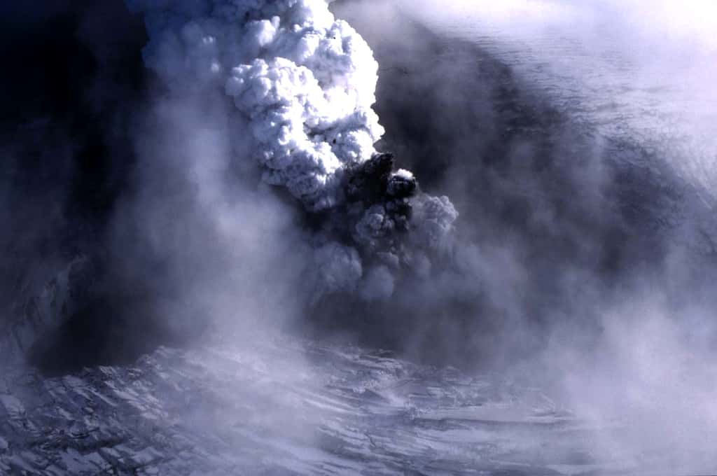 Éruption sous le glacier Vatnajökull, en Islande, le 9 octobre 1996. Une importante fissure, de 3 km de long et de 300 m de large, s'est ouverte. Un panache de cendres noires, éjectées à grande vitesse, côtoie un nuage blanc de vapeur d’eau. © J.-M. Bardintzeff, tous droits réservés, reproduction interdite