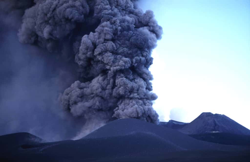 Explosion vulcanienne sur l'Etna, en Italie, en novembre 2002. © J.-M. Bardintzeff, tous droits réservés, reproduction interdite
