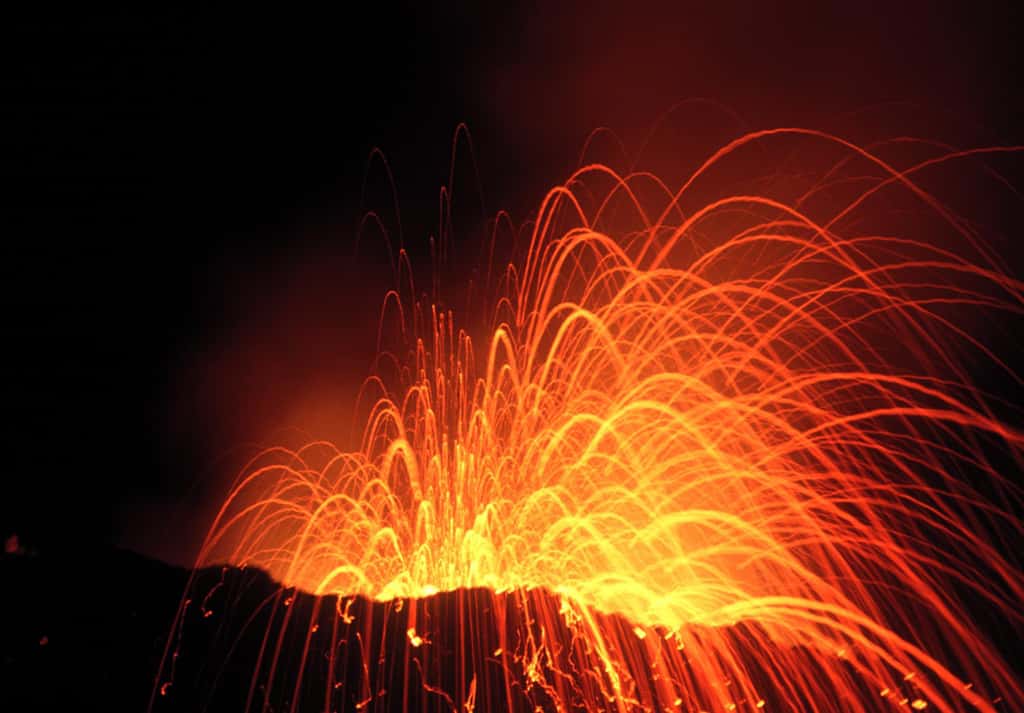 Explosion nocturne au piton Kapor (Piton de la Fournaise, île de la Réunion), en avril 1998. © J.-M. Bardintzeff, tous droits réservés, reproduction interdite