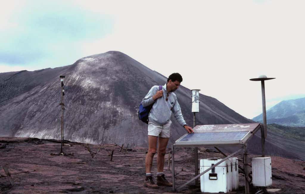 Une station de surveillance volcanique au pied du Yasour, au Vanuatu. De gauche à droite : un pluviomètre, un séismographe et une sonde thermique. Un panneau solaire permet d’alimenter les batteries. © J.-M. Bardintzeff, tous droits réservés, reproduction interdite