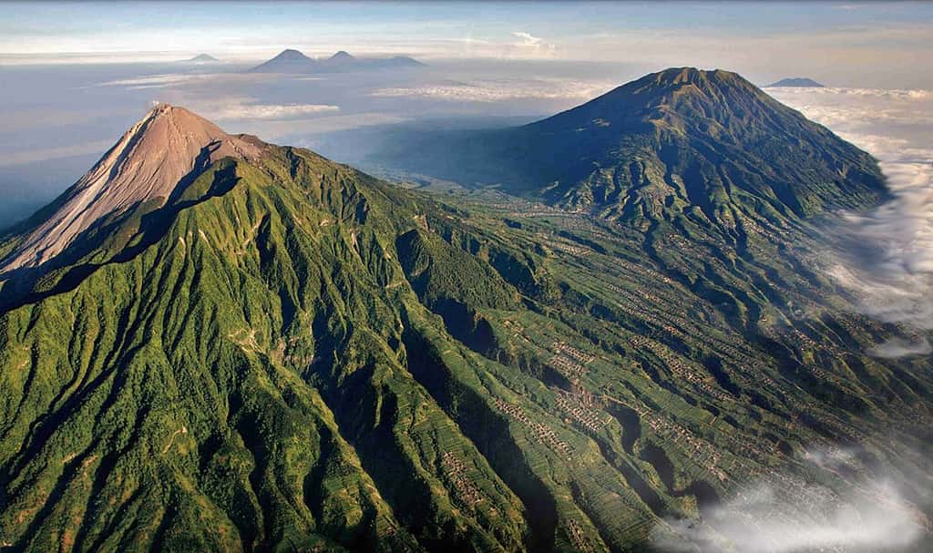 Le volcan Merapi à Java, en Indonésie, s'écroule régulièrement. À l'arrière-plan, on distingue, de gauche à droite, les volcans Sumbing et Sundoro et le plateau de Dieng. © Brigitte Werner, DP